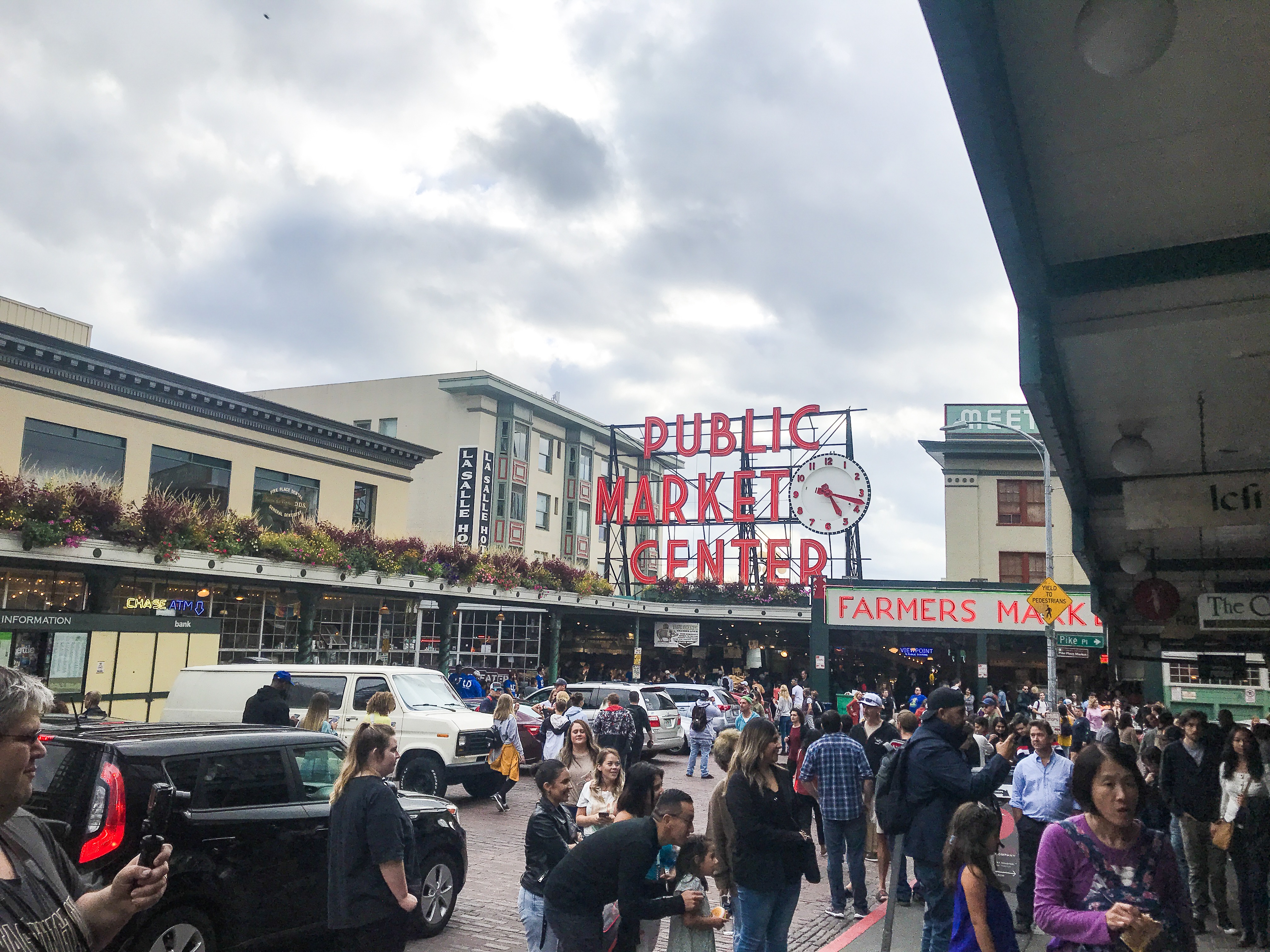Seattle Travel Guide - Where to go, what to eat, and places to skip // Guide for a Couple's Trip to Seattle - ew & pt